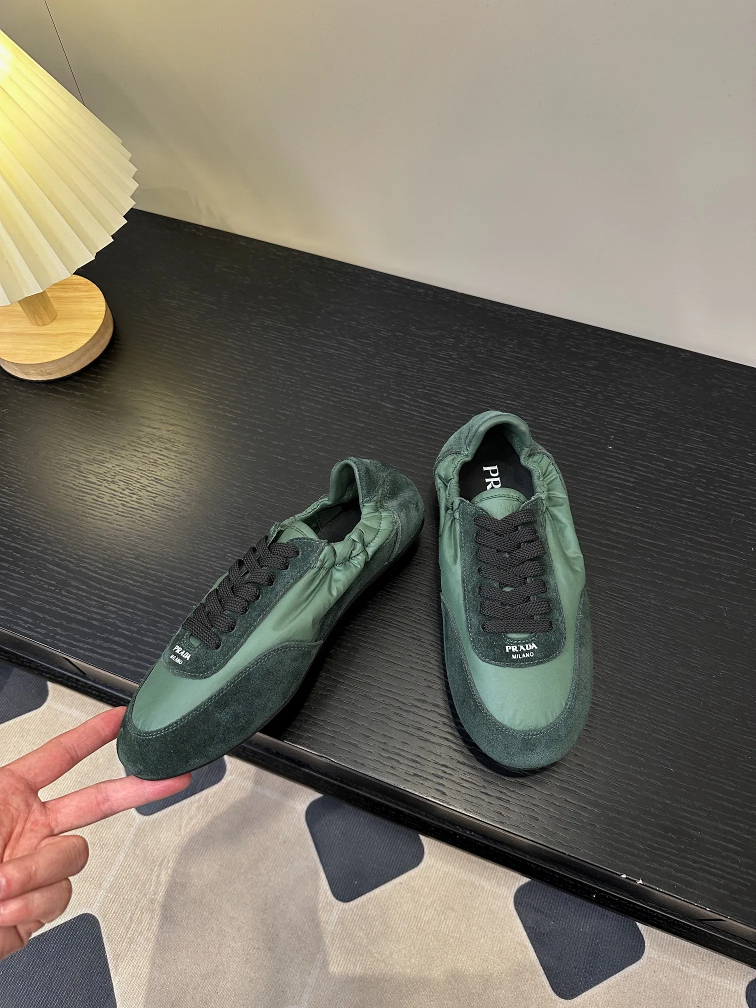 👟👟Ex-factory price 420👟👟 💠𝐏𝐑𝐀𝐃𝐀#Prada catwalk style lightweight thin-soled new moral training shoes casual shoes💠 outsole molded TPU❣️not made of rubber! The suede upper is textured, and the inner sheepskin is wrapped, which is soft and waxy. The insole is thickened with lambskin, which is extremely comfortable to step on, has a sense of support, and feels well wrapped. The shoe shape is full of wrapping, light, easy to wear, and practical. It is a casual shoe that makes you taller and longer legs! White is clean and refreshing, needed all year round, and can be easily worn with skirts and trousers. Upper: imported suede/original molded fabric. Lining: sheepskin. Outsole: TPU outsole! Different from cheap rubber soles on the market! Code number: 35-40 (40 customized)